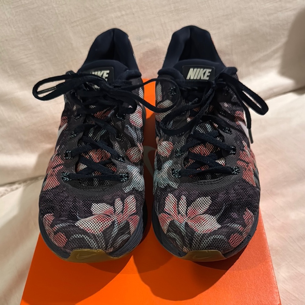 Nike Women's Floral Sneakers Size 7.5